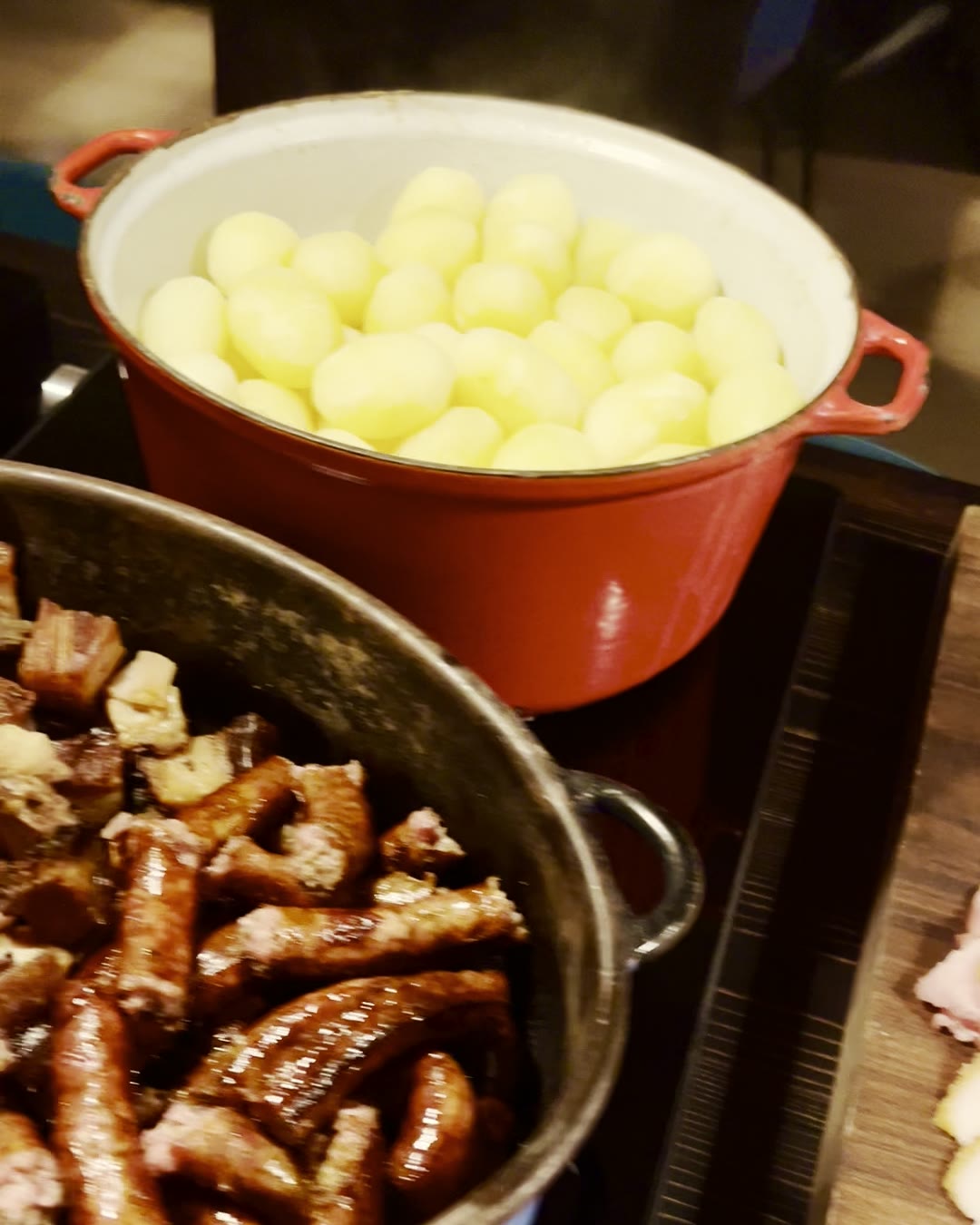 Varma rätter på julbordet: prinskorv och potatis